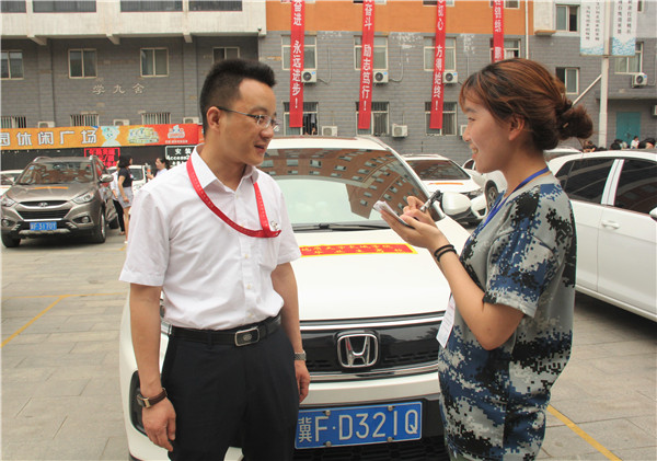 锦绣前程  踏歌远航——太阳成举办教师私家车送毕业生活动