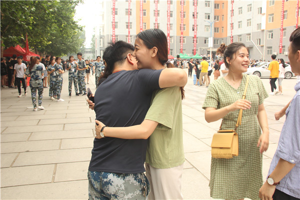 锦绣前程  踏歌远航——太阳成举办教师私家车送毕业生活动