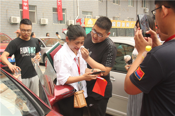 锦绣前程  踏歌远航——太阳成举办教师私家车送毕业生活动