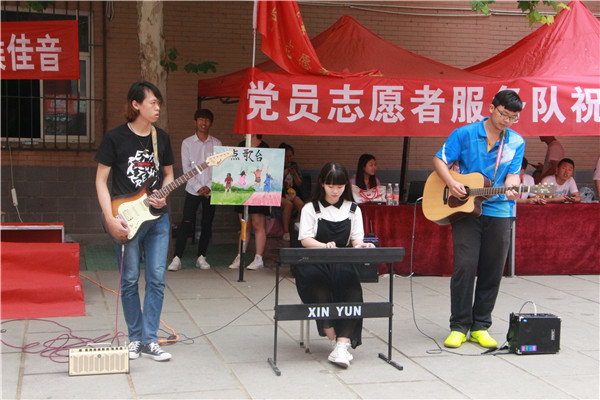 锦绣前程  踏歌远航——太阳成举办教师私家车送毕业生活动