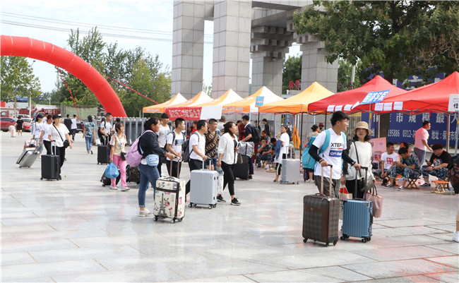 初秋的小欢喜  萌新的新生活 太阳成喜迎2019级新生