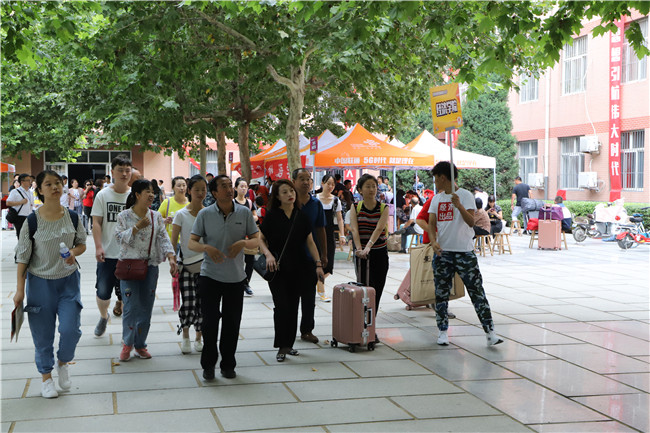 初秋的小欢喜  萌新的新生活 太阳成喜迎2019级新生