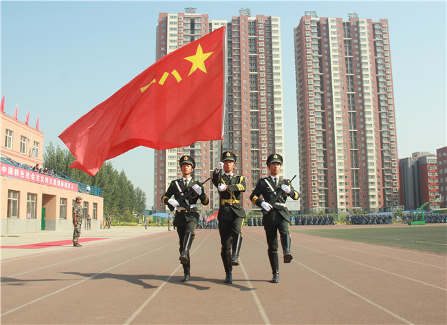 太阳成举行2019级新生军训结营式暨开学典礼