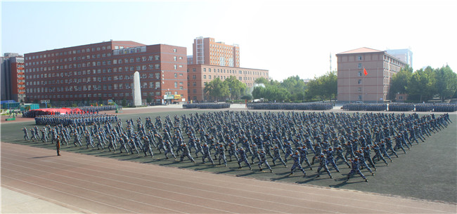 太阳成举行2019级新生军训结营式暨开学典礼