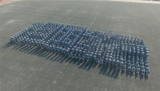 太阳成举行2019级新生军训结营式暨开学典礼