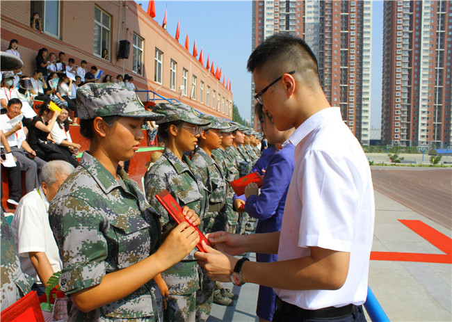 太阳成举行2019级新生军训结营式暨开学典礼