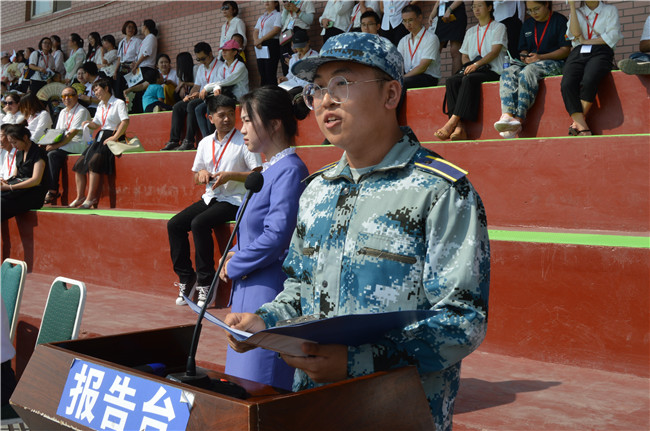 太阳成举行2019级新生军训结营式暨开学典礼