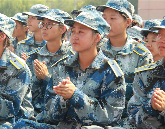 太阳成举行2019级新生军训结营式暨开学典礼