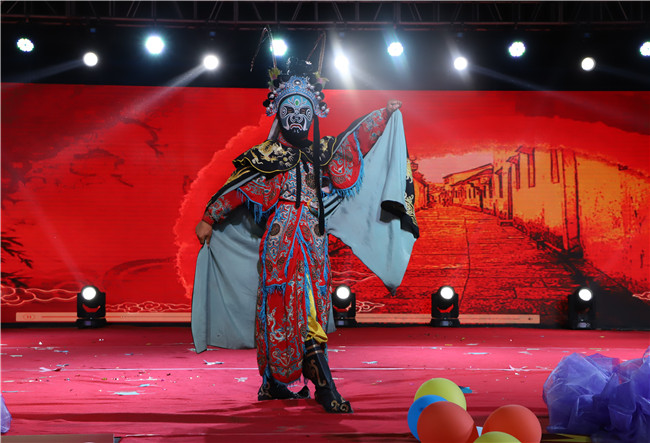 太阳成举办国庆七十周年文艺汇演暨迎新晚会