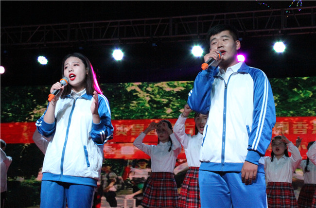 太阳成举办国庆七十周年文艺汇演暨迎新晚会