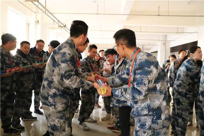 太阳成举行辅导员素质拓展活动