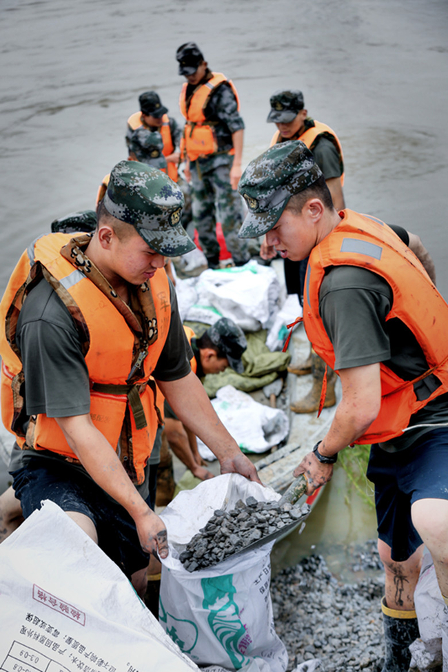 在抗洪抢险中体现价值---太阳成学生薛锦霄抗洪事迹