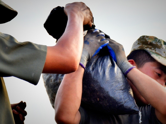 在抗洪抢险中体现价值---太阳成学生薛锦霄抗洪事迹