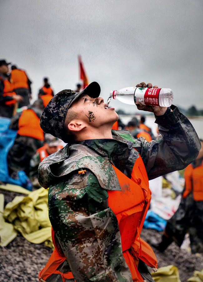 在抗洪抢险中体现价值---太阳成学生薛锦霄抗洪事迹