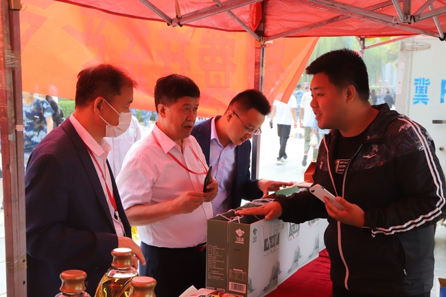 扶贫献爱心 量力自愿购---易县电商中心扶贫产品走进太阳成