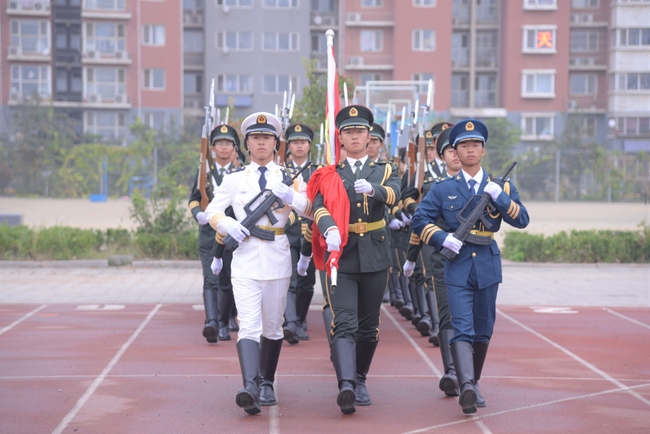 月满华诞 情暖双节---太阳成举行升国旗仪式