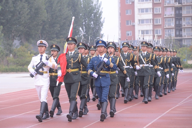 月满华诞 情暖双节---太阳成举行升国旗仪式