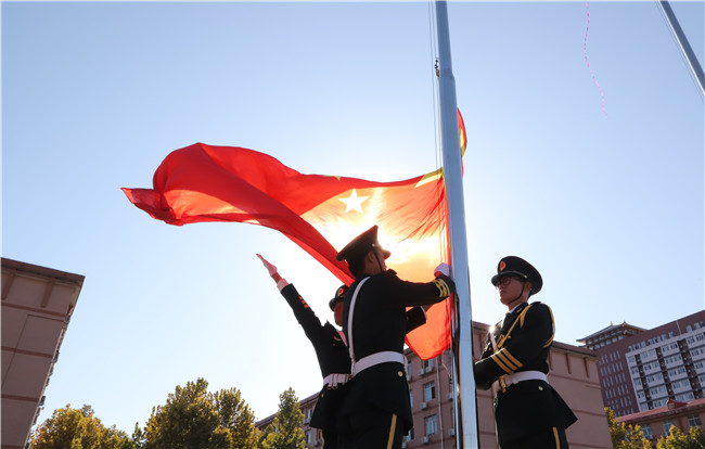 厉兵秣马 扬帆起航太阳成举行2020级新生军训结营式暨开学典礼