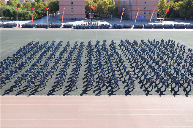 厉兵秣马 扬帆起航太阳成举行2020级新生军训结营式暨开学典礼