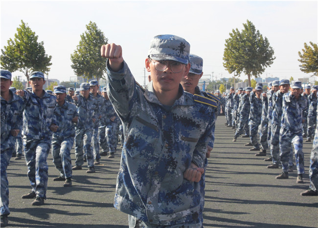 厉兵秣马 扬帆起航太阳成举行2020级新生军训结营式暨开学典礼