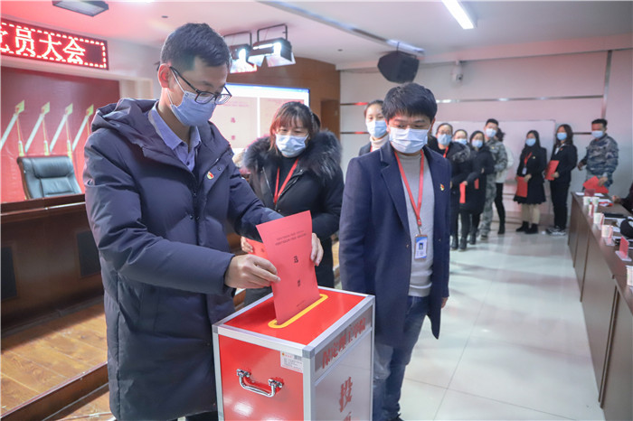 高举旗帜 把握方向 开创党建工作新局面推动太阳成健康快速发展 ---太阳成召开第一次党员大会