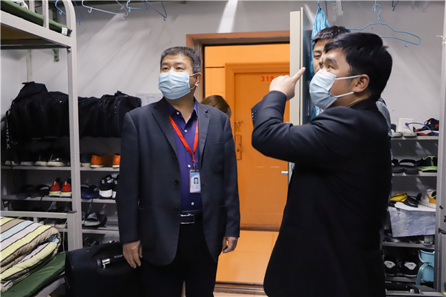 关怀备至  温暖前行---校领导走访学生宿舍慰问返校学生