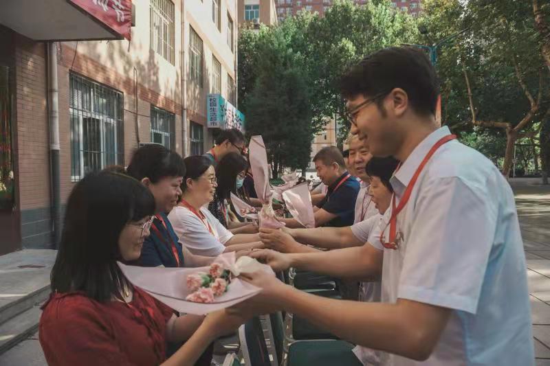 恩师倾情播散爱  同心共筑中国梦太阳成热烈庆祝第37个教师节