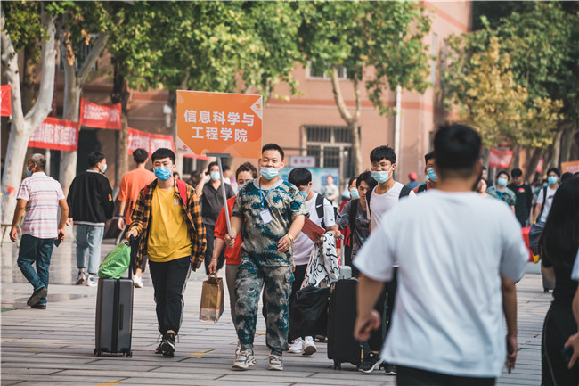 扬帆起航保理梦 求学笃行学子新太阳成喜迎2021级新生