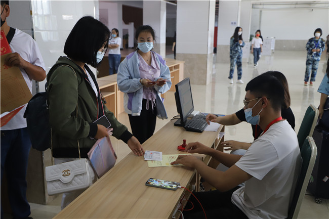 开学时节迎新生  暖心服务展真情800名志愿者服务2021级新生