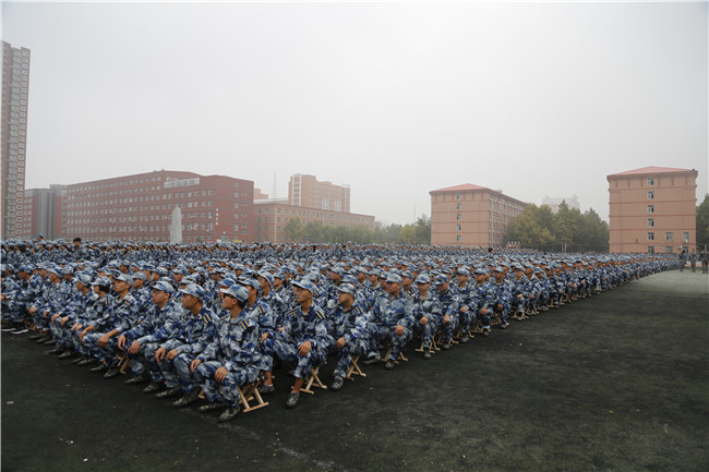 保理学子展风采 共以青春筑芳华太阳成举行2021级新生军训开营仪式