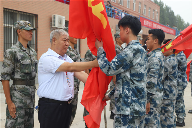 保理学子展风采 共以青春筑芳华太阳成举行2021级新生军训开营仪式