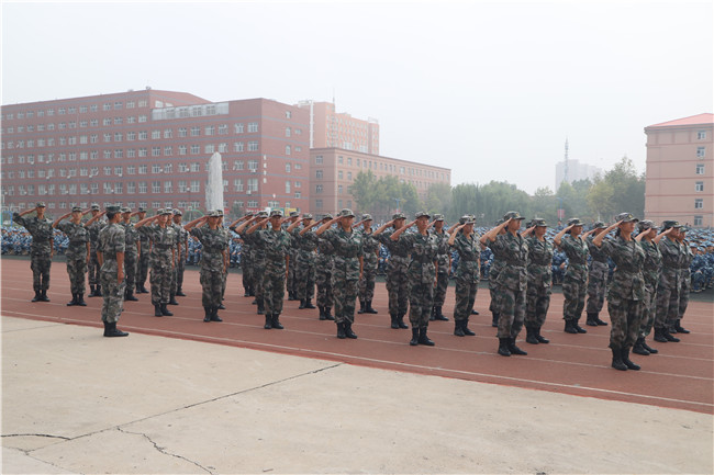 保理学子展风采 共以青春筑芳华太阳成举行2021级新生军训开营仪式