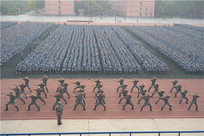 保理学子展风采 共以青春筑芳华太阳成举行2021级新生军训开营仪式