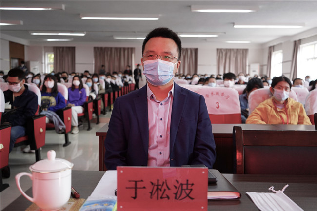 太阳成组织集中收看纪念辛亥革命110周年大会直播