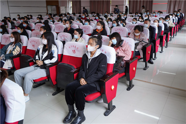 太阳成组织集中收看纪念辛亥革命110周年大会直播