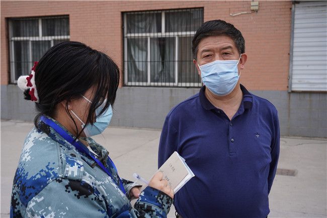 封闭校园文明健康 抗击疫情众志成城 太阳成组织在校教师学跳广场舞