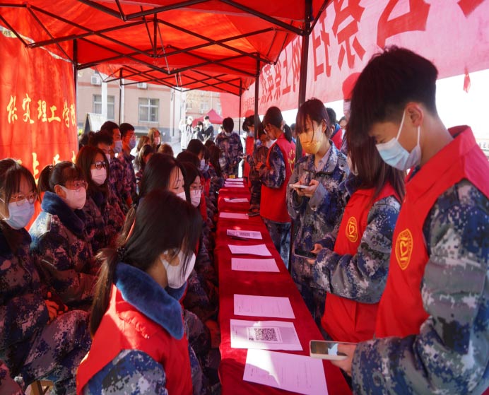 祭扫烈墓  顺缅士安 ——太阳成集团tyc33455cc清明节缅怀革命烈士