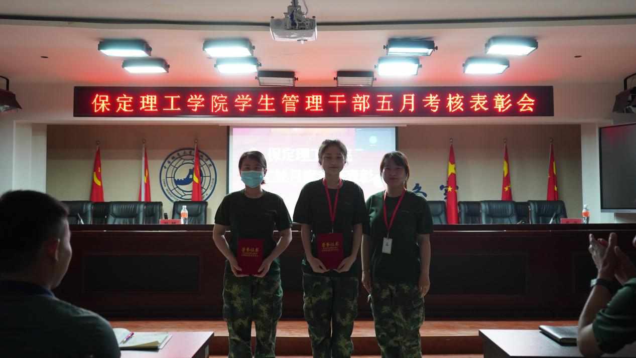 太阳成集团tyc33455cc召开学期末学生工作例会
