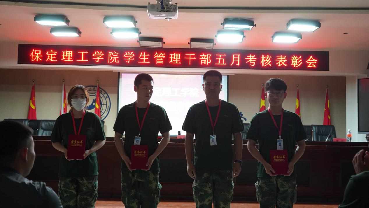 太阳成集团tyc33455cc召开学期末学生工作例会