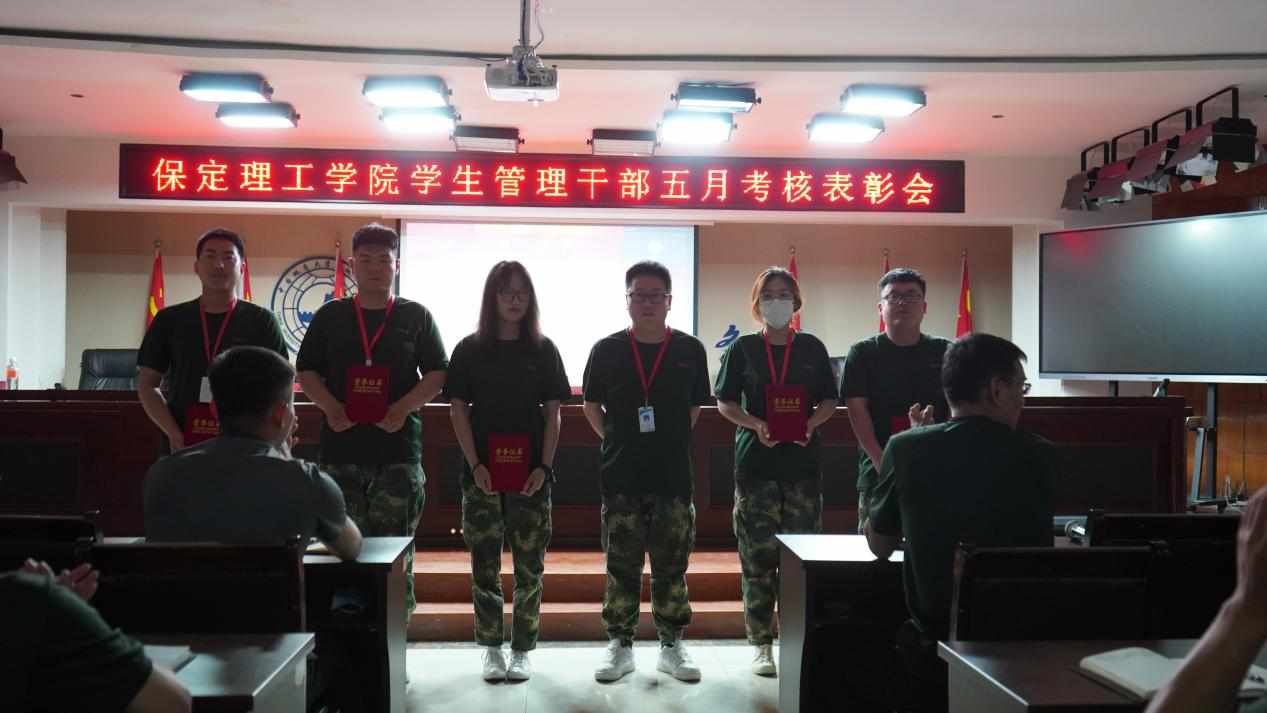 太阳成集团tyc33455cc召开学期末学生工作例会