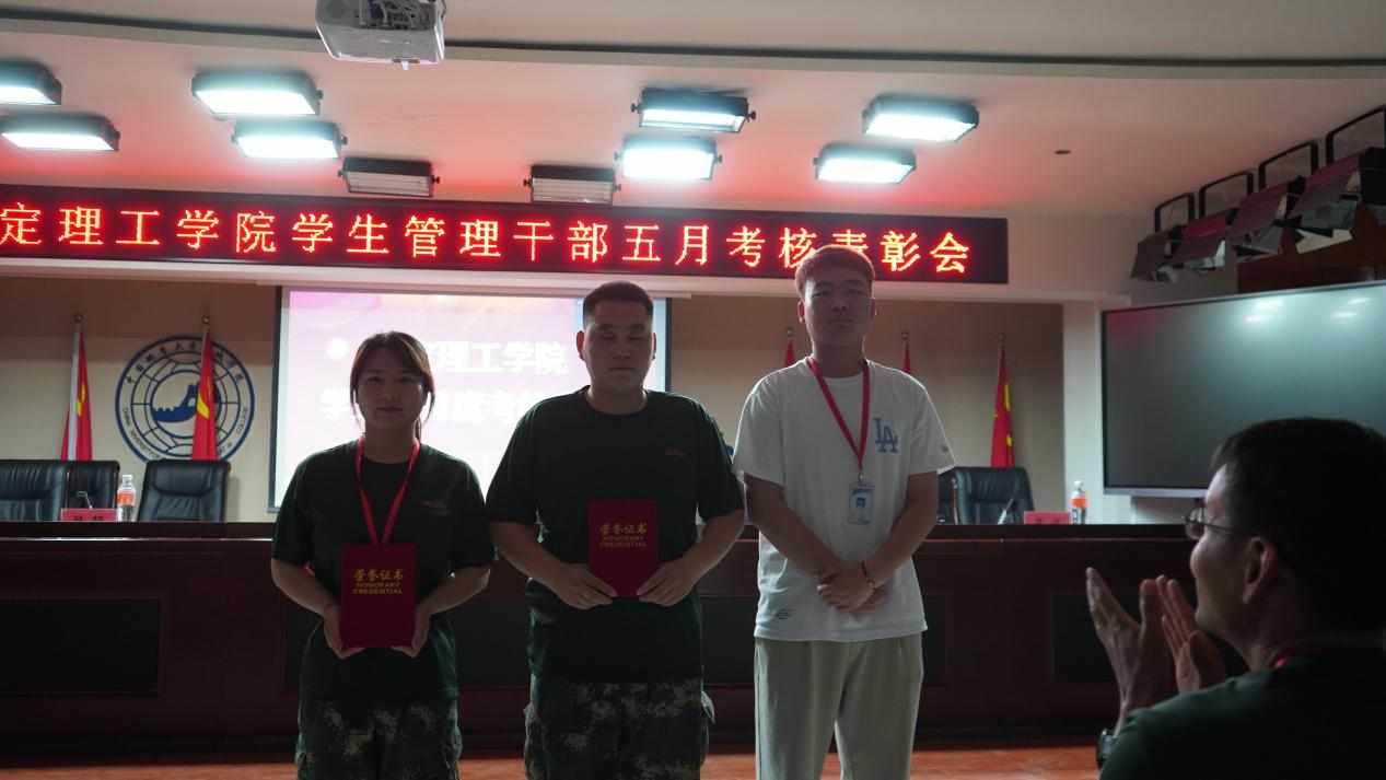 太阳成集团tyc33455cc召开学期末学生工作例会
