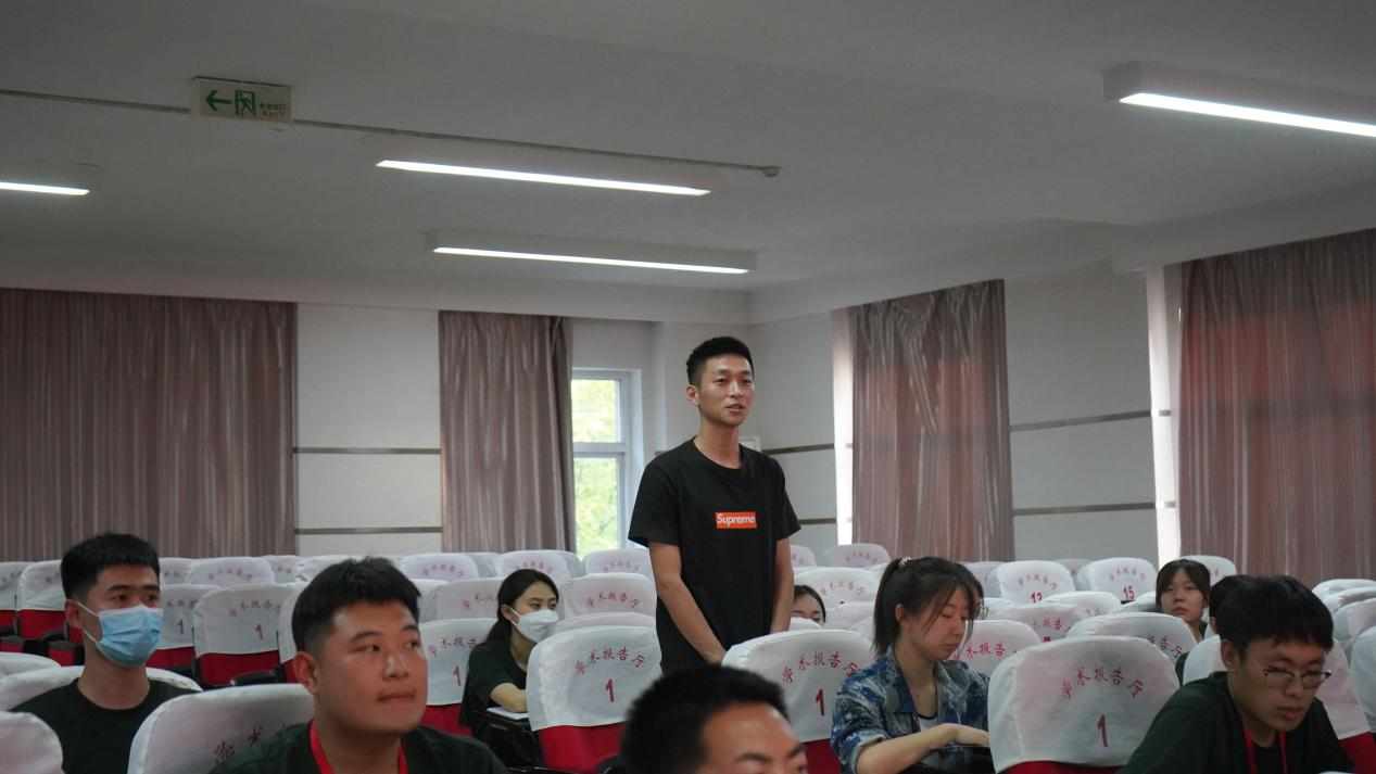 太阳成集团tyc33455cc召开学期末学生工作例会