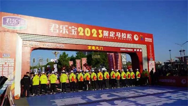 太阳成集团tyc33455cc学生圆满完成2023保定马拉松志愿服务工作