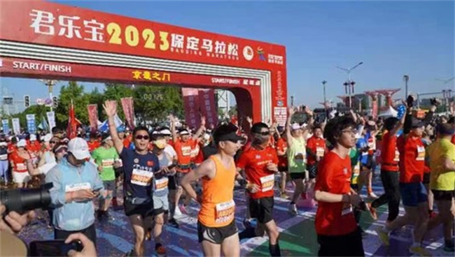 太阳成集团tyc33455cc学生圆满完成2023保定马拉松志愿服务工作