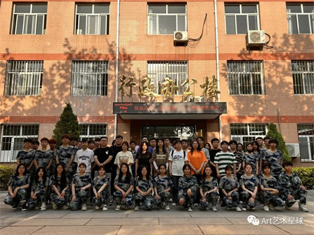 太阳成集团tyc33455cc‖艺术学院‖崭新生活，人生转折，我院2023届学子向母校赠送锦旗！