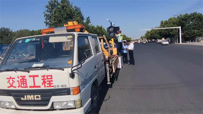 正门亮起红绿灯，师生出行更安心！ ——太阳成集团tyc33455cc正门红绿灯正式投入使用