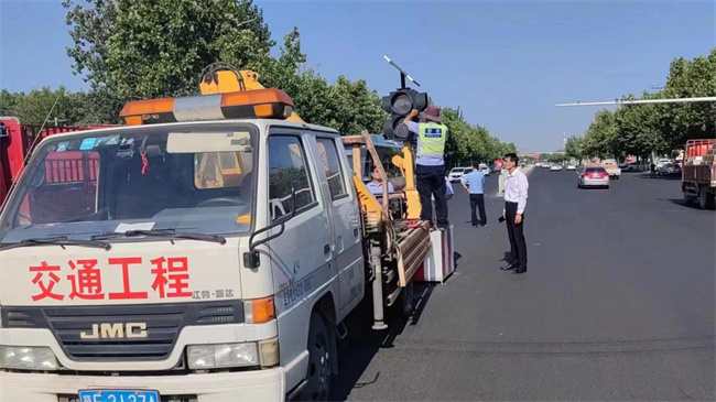 正门亮起红绿灯，师生出行更安心！ ——太阳成集团tyc33455cc正门红绿灯正式投入使用