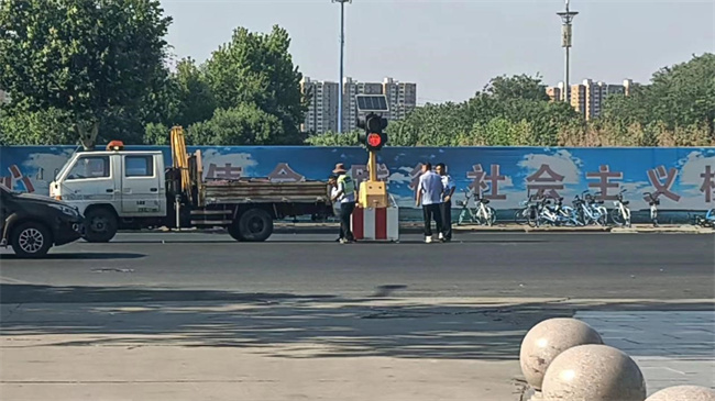正门亮起红绿灯，师生出行更安心！ ——太阳成集团tyc33455cc正门红绿灯正式投入使用