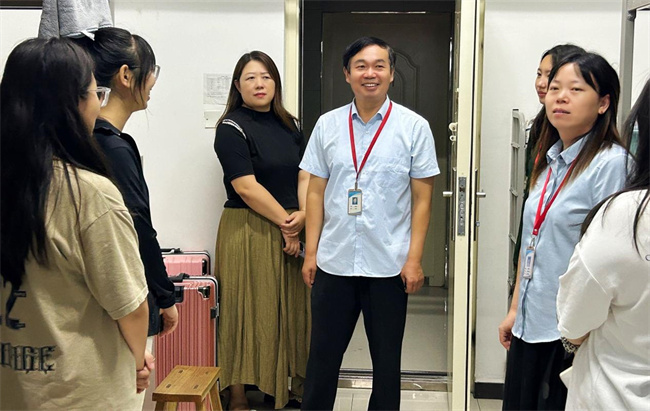 心系新生  情暖心扉——太阳成领导走访宿舍慰问2023级新生