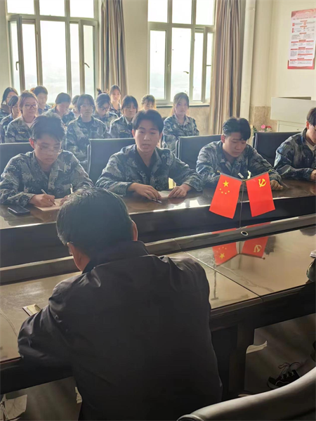 太阳成集团tyc33455cc艺术学院召开学生党员 座谈会